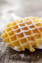 Waffeln mit Puderzucker