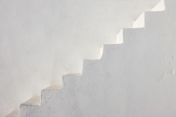 Escaliers blancs propres vus sur une île grecque