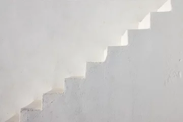 Papier Peint photo autocollant Santorin Escaliers blancs propres vus sur une île grecque