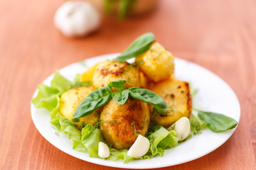 baked potatoes with garlic