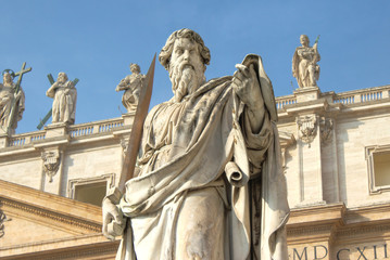 Fototapeta na wymiar San Paul Basilica di San Pietro a Roma (Statue of St. Paul)
