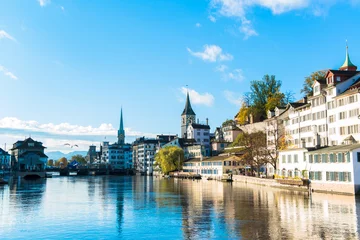 Gordijnen Limmat rivier en de beroemde oude stad van Zürich © theyok