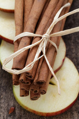 Zimtstangen und Apfelscheiben