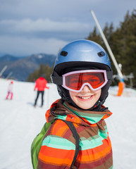 Fototapeta na wymiar Girl on skis