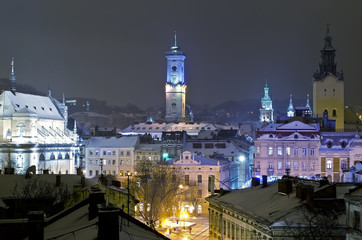 Fototapeta na wymiar Piękny zimowy pejzaż miejski w centrum starego miasta we Lwowie