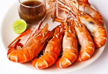 Boiled shrimp with sauce and lime