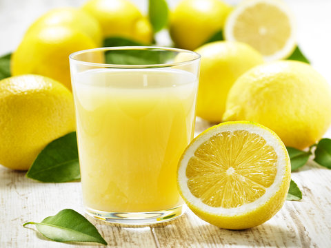 Glas Zitroensaft