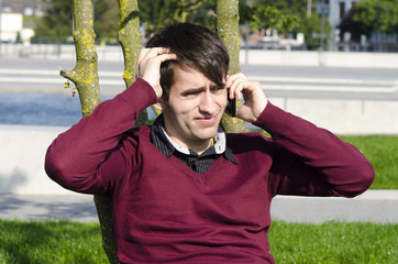ratloser mann am telefon