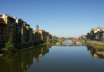 Fototapeta na wymiar Rzeki Arno, która przecina miasto
