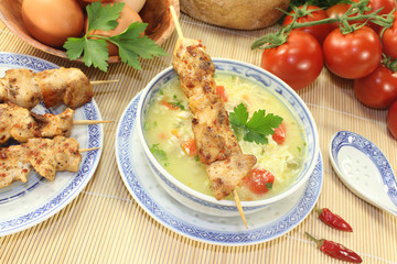 asiatische Hühnersuppe mit Tomaten
