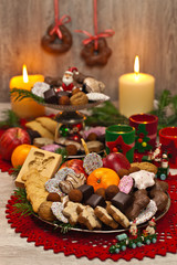 Weihnachtsteller mit allerlei Gebäck und Süßigkeiten