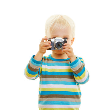 Kleines Kind fotografiert mit Kamera