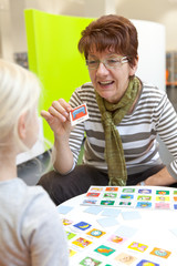 Oma und Enkelin spielen gemeinsam