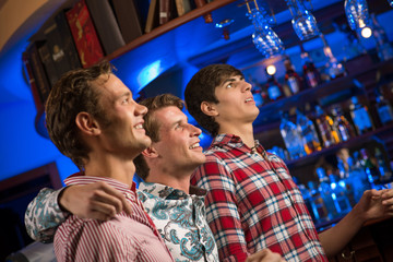 Naklejka premium portrait of the fans in the bar