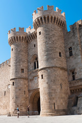 Fototapeta na wymiar Średniowieczny zamek w starym mieście Rodos