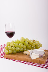 Weintrauben und Käse mit Rotwein zum Abendessen