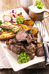 Lamm gegrillt mit Gemüse