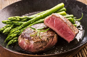 Schilderijen op glas biefstuk met asperges © HLPhoto