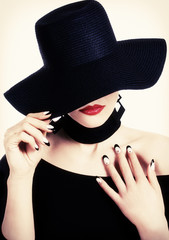 Black hat, red lips and nailart