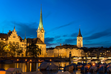 Fototapeta na wymiar Zurych Skyline i rzeki Limmat w Evening Szwajcarii