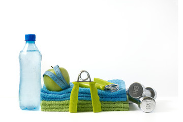 Sprzęt fitness i butelka wody na białym tle. - obrazy, fototapety, plakaty