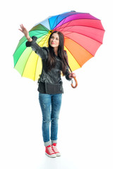 Rassige Frau mit Regenschirm