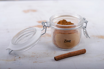 Zimt im Glas mit Zimtstange
