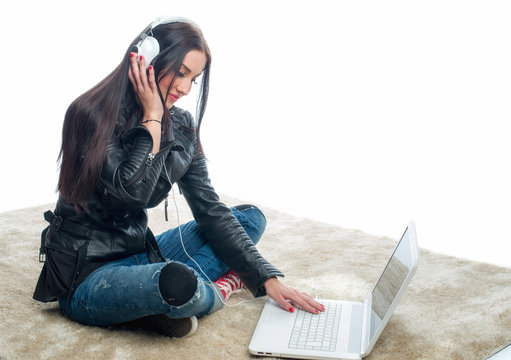 Frau mit Laptop hört Musik