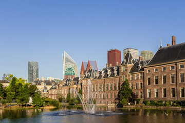 Fototapeta na wymiar Haga Binnenhof und Skyline