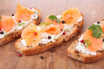 bread with salmon