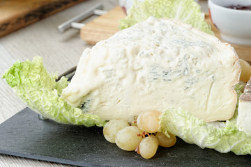 tagliere formaggi con confetture