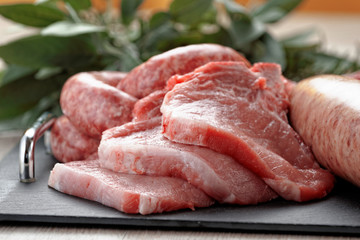 tagliere di carne di maiale cruda mista