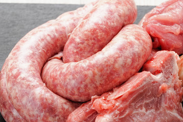 tagliere di carne di maiale cruda mista