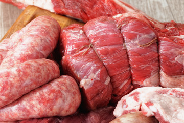 tagliere di carne di maiale cruda mista