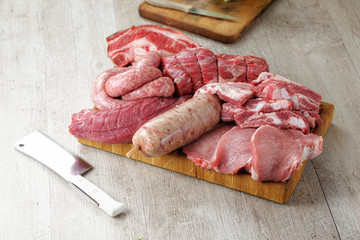tagliere di carne di maiale cruda mista