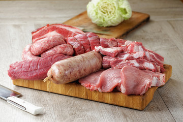 tagliere di carne di maiale cruda mista