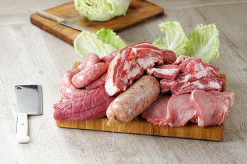 tagliere di carne di maiale cruda mista