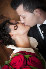 Bacio tra marito e moglie appena sposati