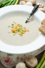 Pilzcremesuppe mit Croutons und Frühlingszwiebeln