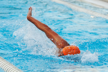 Nuotatore stile libero in piscina