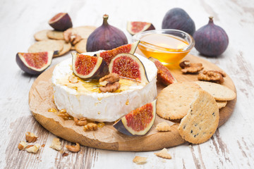 fresh camembert cheese with honey, figs and crackers