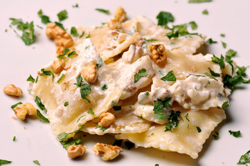 tortelloni con noci fresche