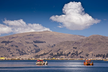 Uros floating islands - Titikaka Lake © berzina