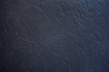 Fond noir et sombre, arrière plan et texture en pierre ardoise naturelle