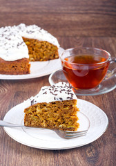Cake with cream cheese topping