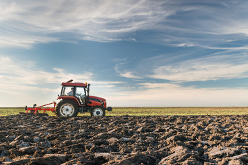 Tractor plowing field © Dusan Kostic