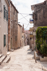 Fototapeta na wymiar Narrow street in Makarska