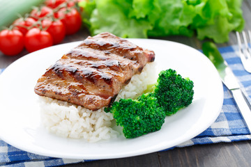 Grilled ribs with rice and broccoli