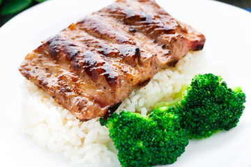 Grilled ribs with rice and broccoli