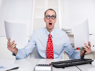Verrückter Manager - Mann im Büro gestresst und frustriert